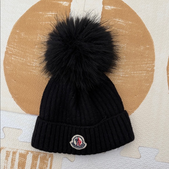 Moncler Kids Black Ribbed Beanie with Pom-Pom display picture 1